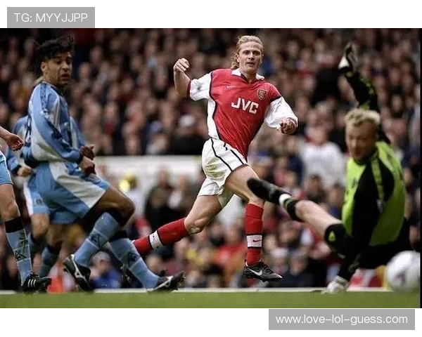 历史百大足球巨星签名收藏揭秘 感受足球传奇的荣耀与激情