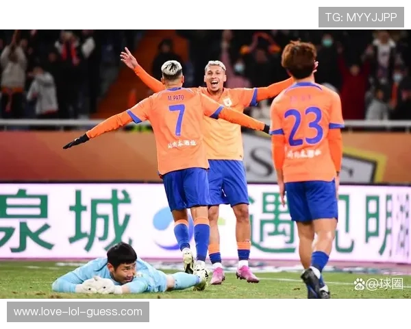 足球场上笑容灿烂的球星们带来欢乐瞬间的背后故事