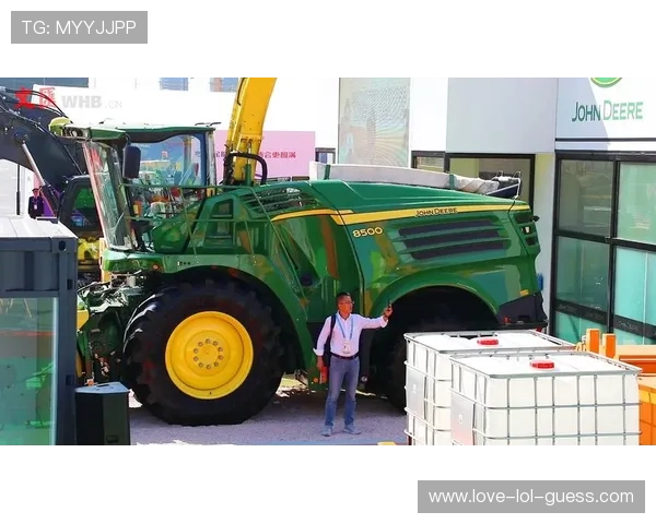 足球巨星驾驶拖拉机惊现田间，豪华与朴实完美融合引发热议