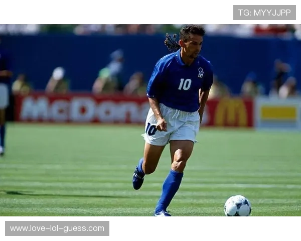 足球明星任意球精彩瞬间集锦震撼视觉体验尽览全球顶级球员技术风采