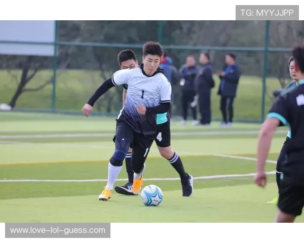 足球球星魅力绅士范尽显时尚西装风采与球场激情交融